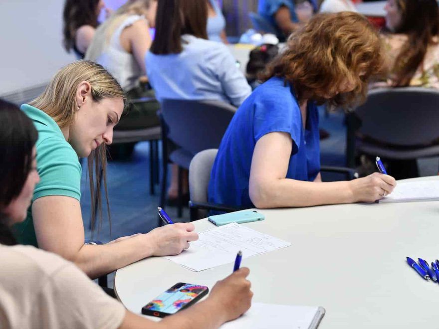 mujer mujeres oficina estudio trabajo