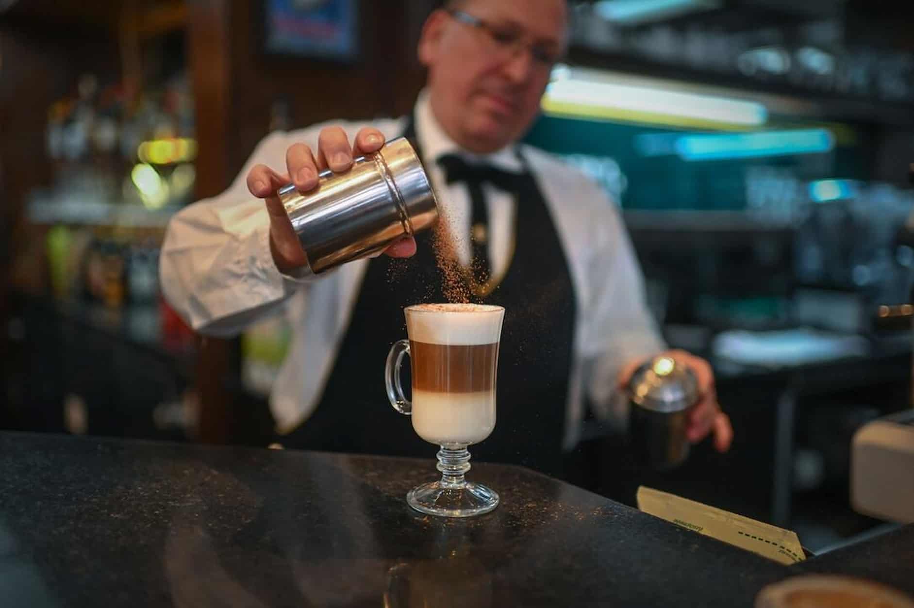Jorge D’Elía y la épica secreta de los bares porteños 5 Cafe los Angelitos 1 cafe gatronomia capuchino