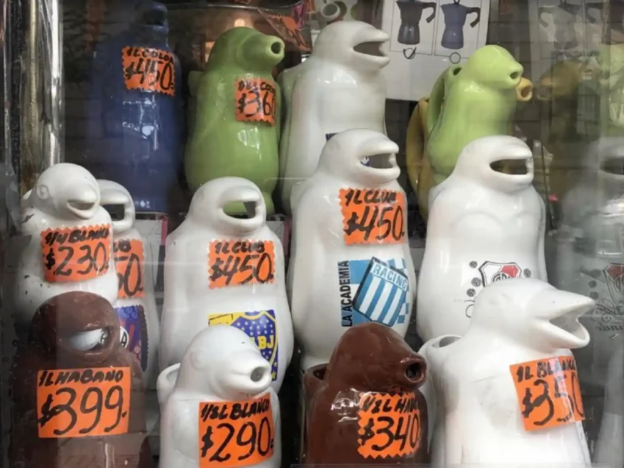 El pinguino y la damajuana historia popular del vino servido en la Argentina