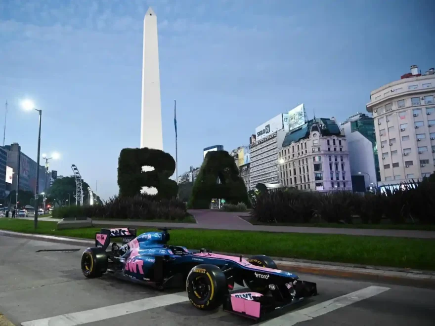 un Formula 1 en el Obelisco