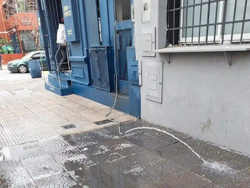 Agua potable a la calle controles ausentes y vecinos resignados