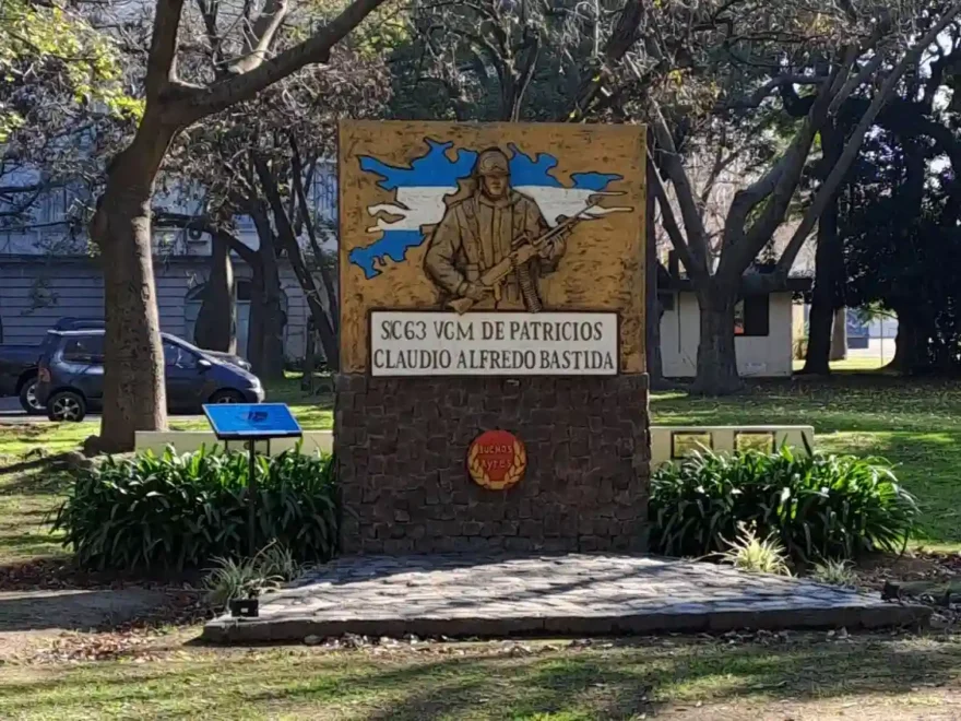 La memoria de Malvinas permanece en pie el monumento al soldado Claudio Alfredo Bastida en el Regimiento de Patricios