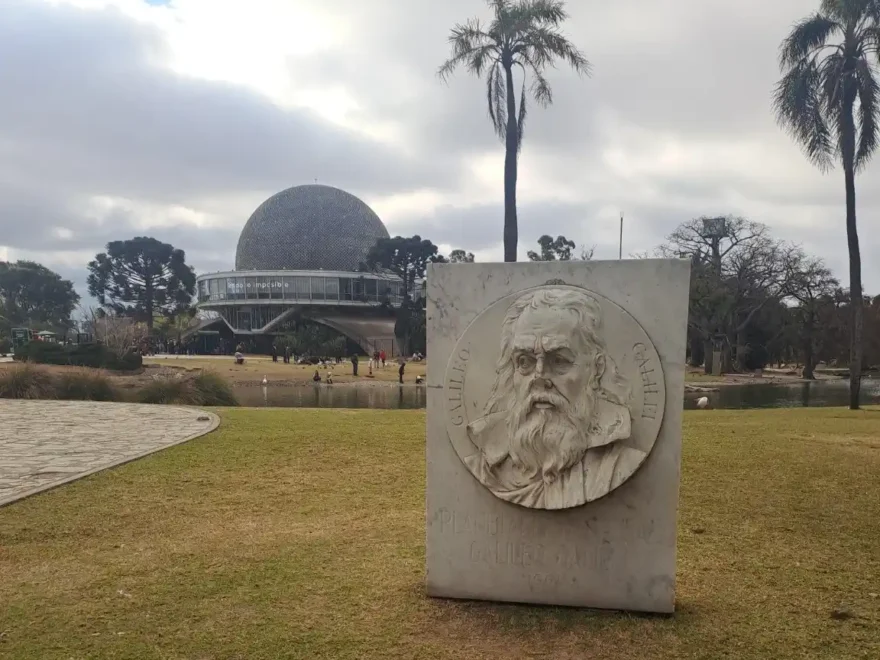 El relieve de Galileo Galilei recibe a los visitantes del Planetario
