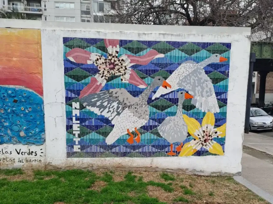Tres gansos dos flores y el arte del mosaico la obra de Nalette que embellece Palermo